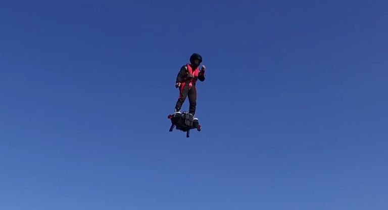 Flyboard przyszłością transportu? Imponujący test twórców