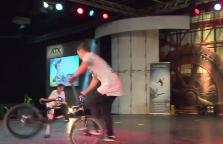 Niesamowite akrobacje na rowerze