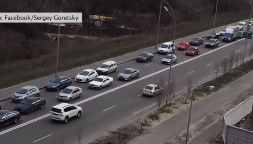 Kilkaset metrów na wstecznym. Sposób kijowskiego kierowcy na korki