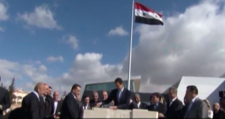 Prezydent Syrii na placu budowy w Damaszku. Położył pierwszą cegłę