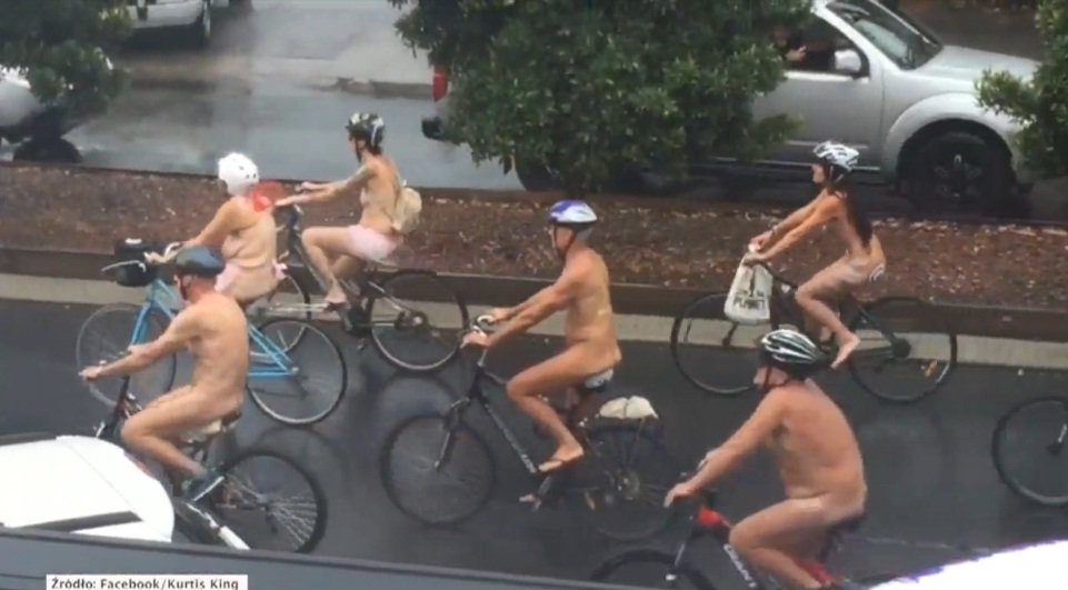 Przejazd gołych rowerzystów ulicami miasta