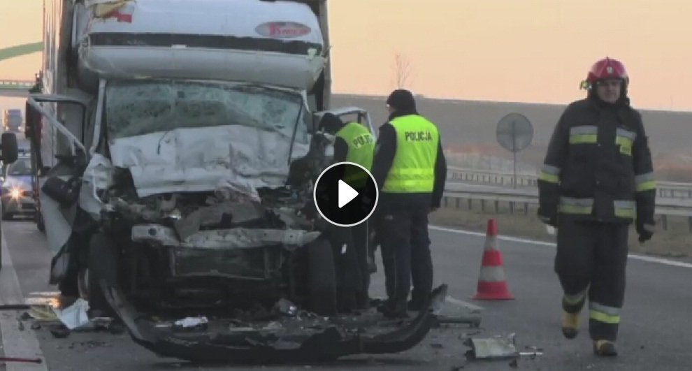 Samochód dostawczy wjechał w ciężarówkę na autostradzie. Jedna osoba zginęła