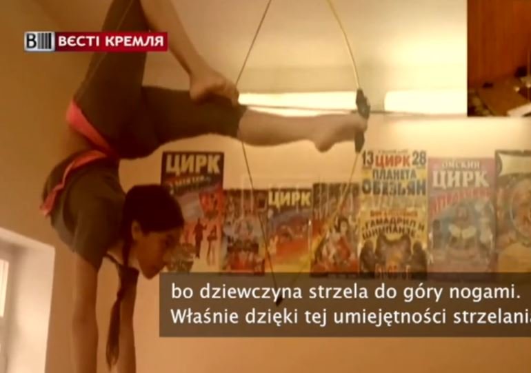 Robin Hood w spódnicy. Rosjanka strzela z łuku stojąc na rękach