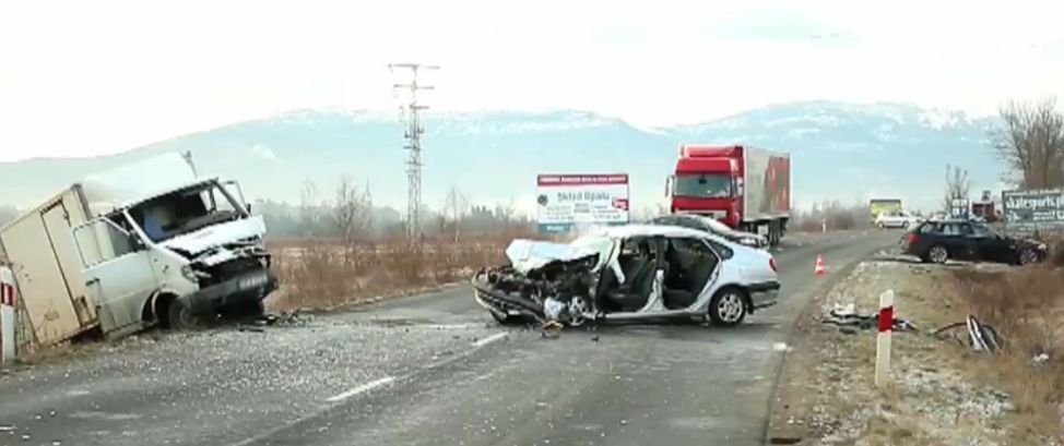 Czołowe zderzenie busa z osobówką pod Jelenią Górą. Jedna osoba w szpitalu