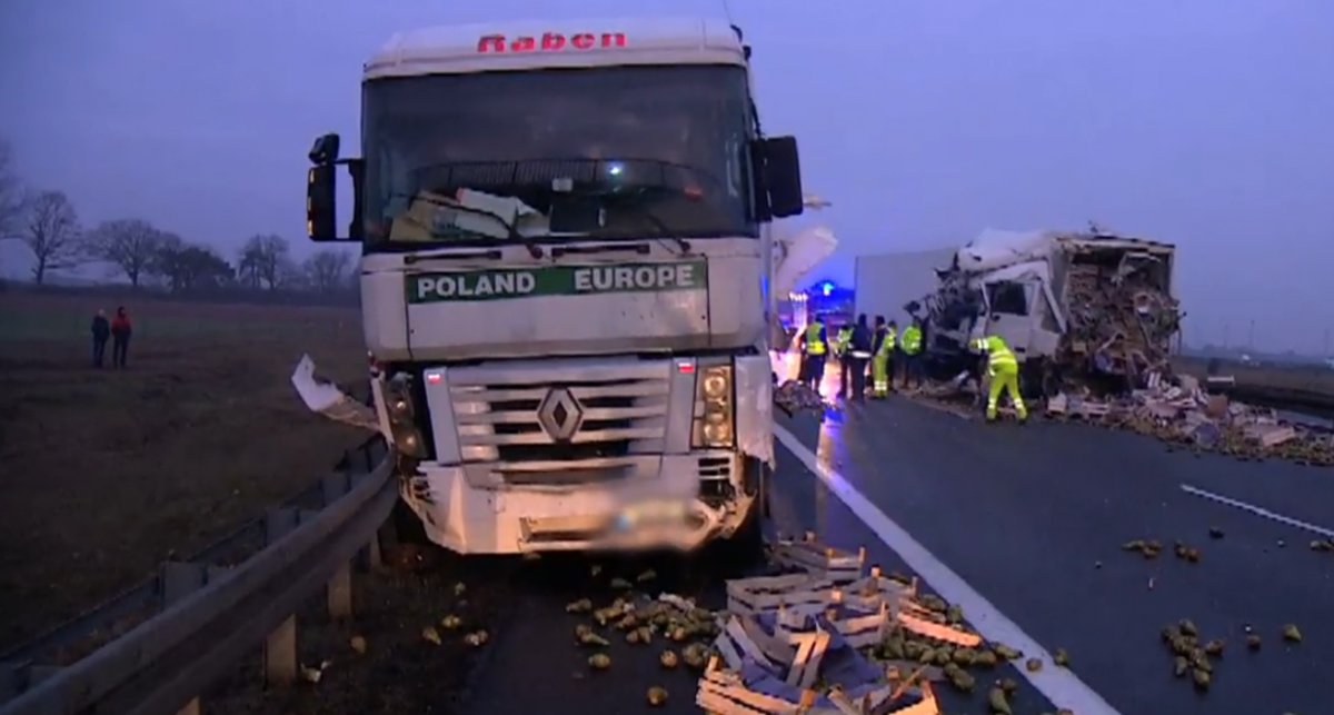 Zderzenie dwóch tirów na A2. Na jezdnię wypadły skrzynki z alkoholem