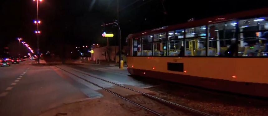 Zderzenie autokaru z tramwajem. Ranny motorniczy