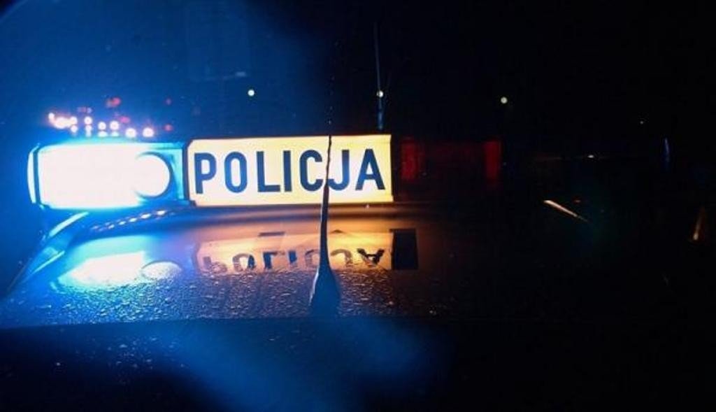 Kilkumetrowa belka przebiła auto, pasażer nie miałby szans. Policja szuka sprawcy
