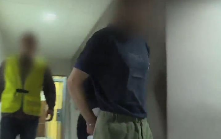Ukradł ciastko i ranił policjanta nożem w głowę