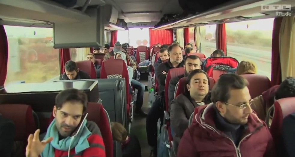 Bawarski starosta w ramach protestu wysłał imigrantów do kanclerz A. Merkel