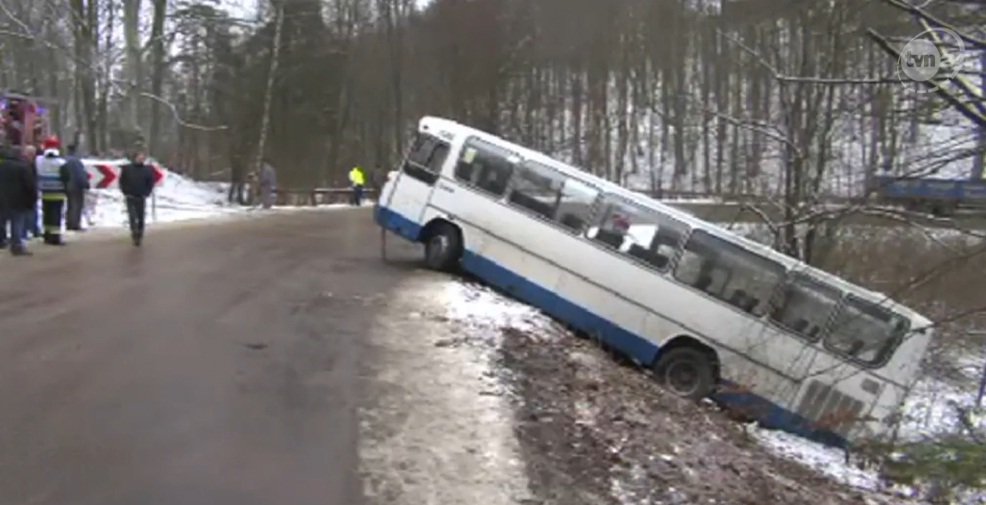 Autobus wpadł do rowu. Siedem osób trafiło do szpitala