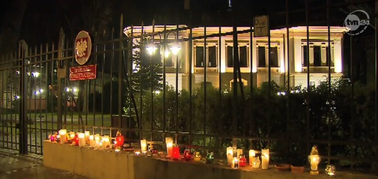 Znicze płoną przed budynkiem Trybunału Konstytucyjnego w Warszawie