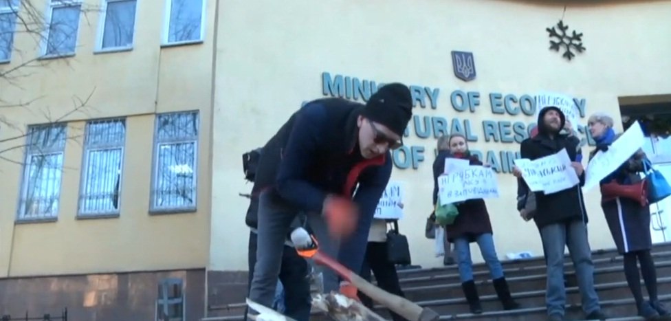 Z siekierą na ministerstwo. Protest przeciwko wycinaniu drzew w Karpatach
