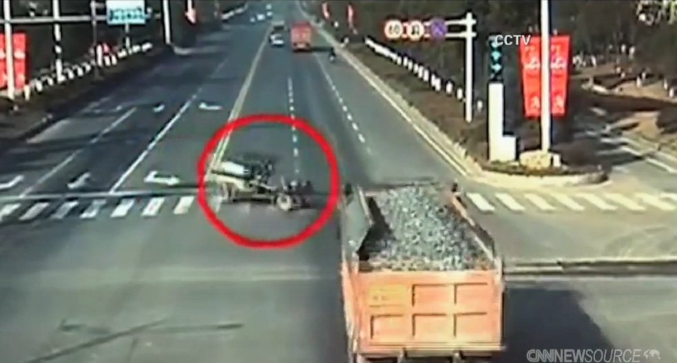 Rozpędzona ciężarówka zmiotła traktor na skrzyżowaniu