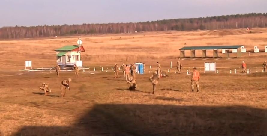 Manewry piechoty pod Lwowem. Instruktorzy NATO szkolą ukraińską armię