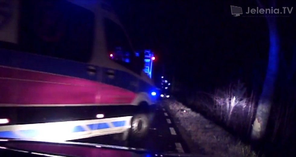 Dachował, uderzył w drzewo i oddalił się z miejsca wypadku
