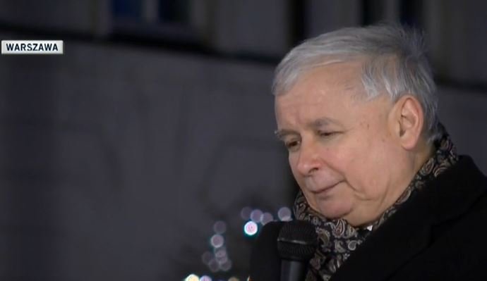 Kaczyński na miesięcznicy: Przed nami jeszcze długa droga. W miejscu krzyża stanie tablica