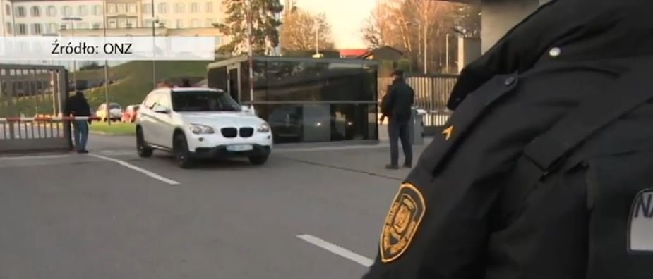 Policja z karabinami patroluje ulice Genewy. Obława na terrorystów