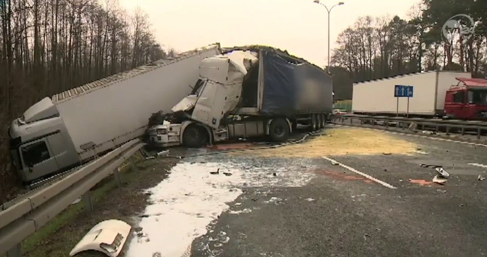 Zderzenie dwóch tirów w Tuszynie. Trasa zablokowana