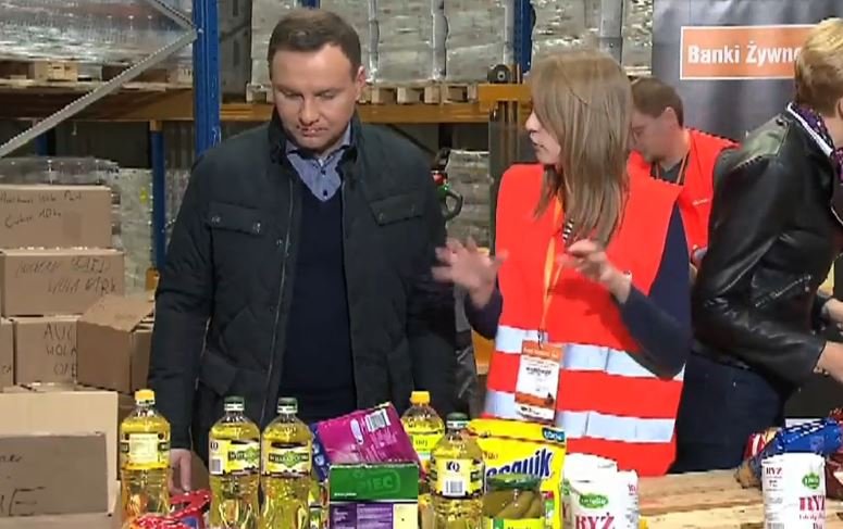 Prezydent pakował paczki dla potrzebujących