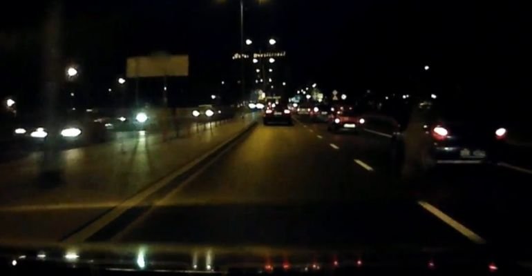 Potrącił pieszego, wytoczył się z auta. Pijany kierowca na nagraniu z policyjnego helikoptera