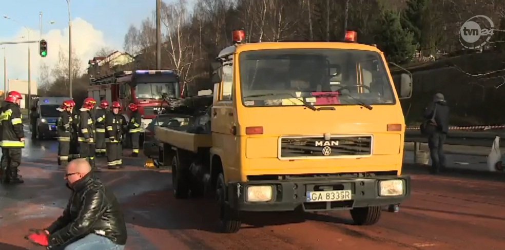 Autobus szkolny zderzył się z osobówką. Pięć osób rannych, w tym troje dzieci