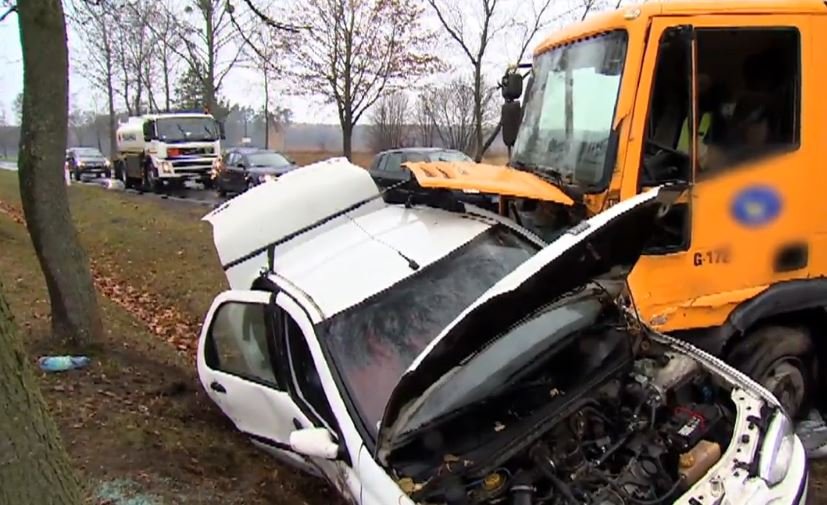 Śmiertelny wypadek z udziałem busa pod Łodzią. Jedna osoba zginęła, 19 zostało rannych