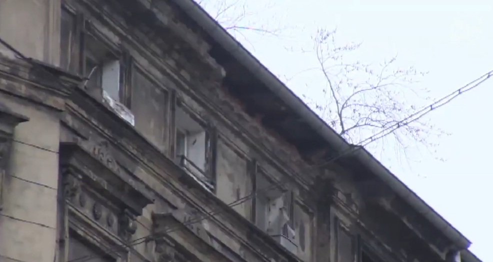 Fragment elewacji runął na chodnik. 