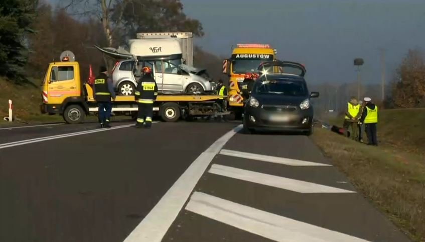 Rumuni jadący do pracy uderzyli w ciężarówkę. Trzy osoby nie żyją