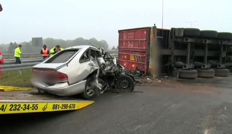 5 osób zginęło w wypadku na A1 pod Ludwinowem. Auto osobowe wjechało w przewróconą naczepę