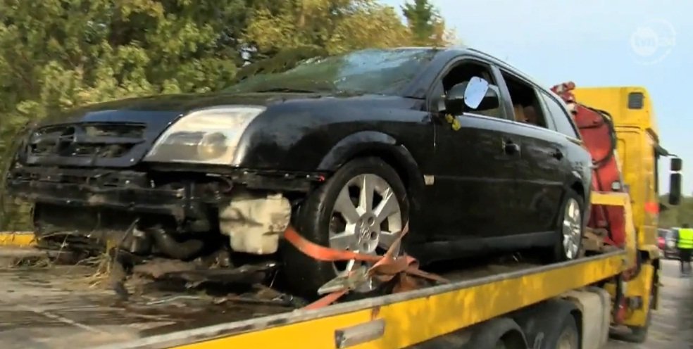 Opel wpadł do kanału. Dwie osoby zginęły