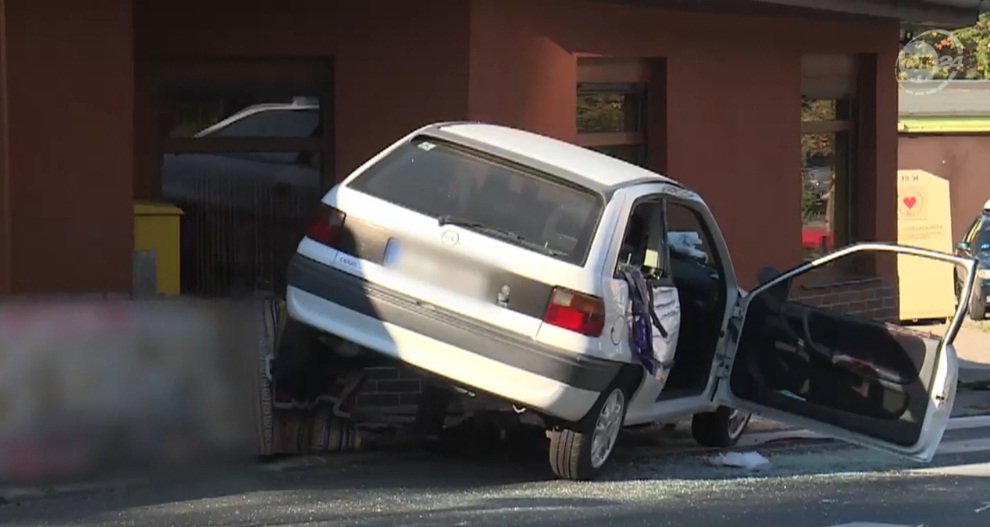 Auto zawisło na... ogrodzeniu restauracji
