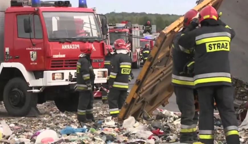 Ciężarówka przewróciła się i zmiażdżyła samochód osobowy. Kierująca autem nie żyje