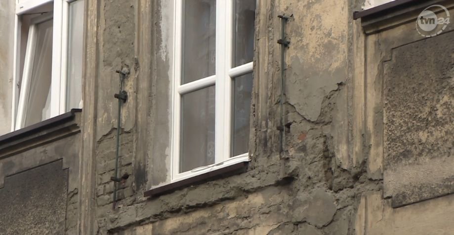 Trzy osoby wypadły przez okno balkonowe