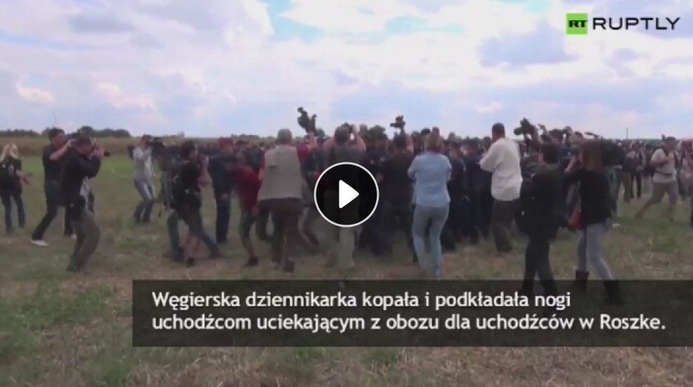 Dziennikarka kopała uchodźców uciekających z obozu. Została zwolniona