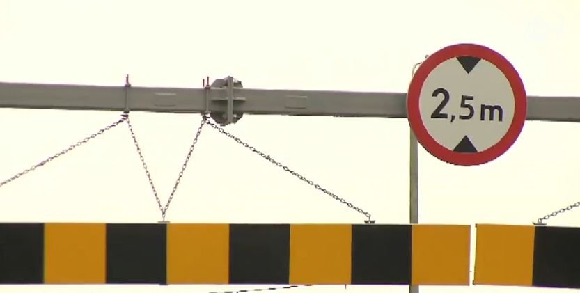Zbudowali niski tunel. Wozy straży się nie mieszczą, karetki zwalniają