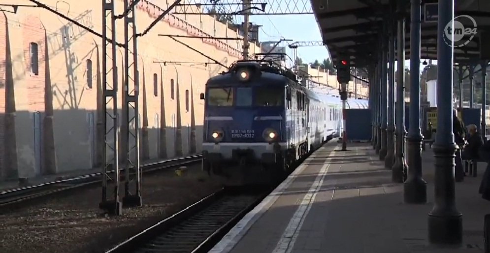 Pasażerowie utknęli w pociągach. Wszystko z powodu nawałnic
