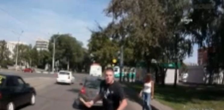 Atak siekierą i strzały do samochodu