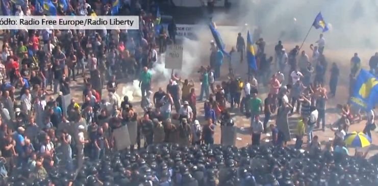 Eksplozje na placu przed budynkiem ukraińskiego parlamentu. Ponad setka rannych