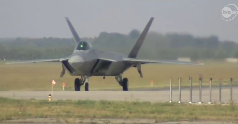 Najnowocześniejsze myśliwce świata już w Polsce. W Łasku wylądowały F-22 Raptor