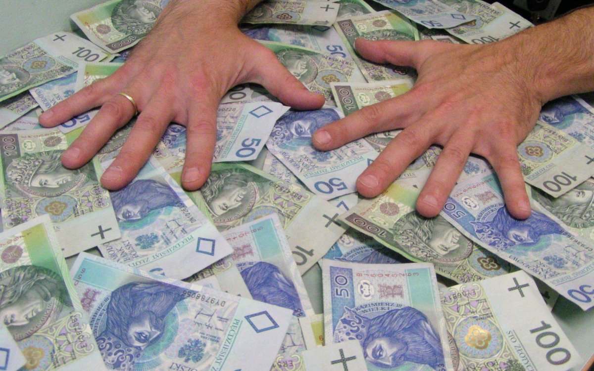 Urzędnicy przelali oszustom 4 mln zł. Odpowiedzialni pozostają na stanowiskach