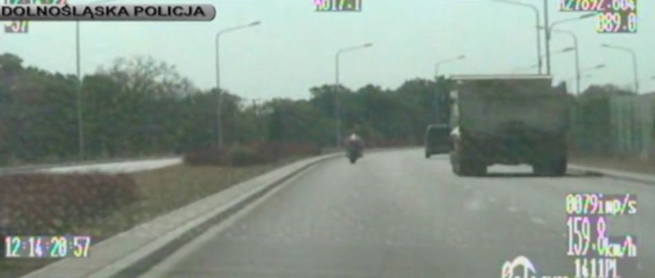 Pędził motocyklem 159 km/h w terenie zabudowanym. Starcił prawo jazdy