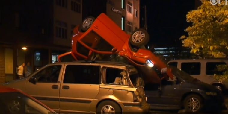 Widowiskowe dachowanie: wypadł z drogi i spadł na inne auta