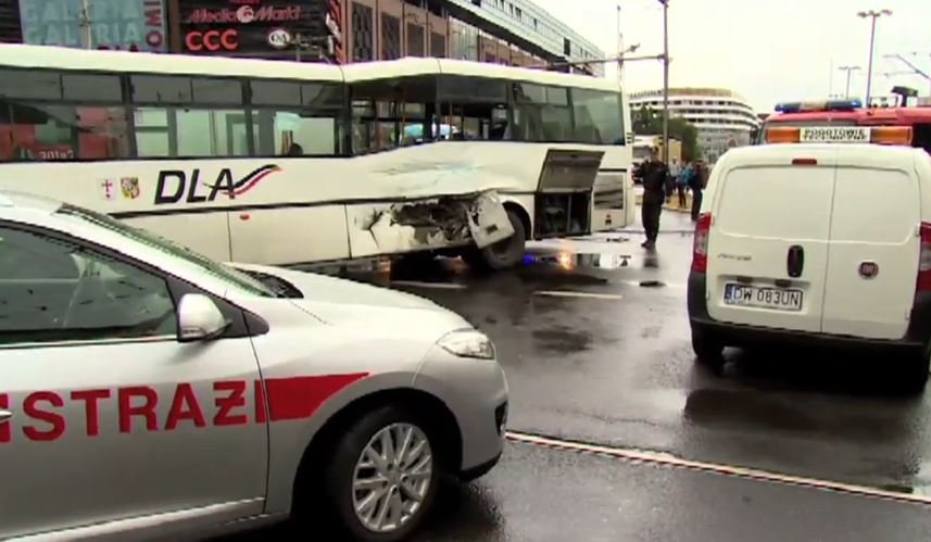 12 osób zostało rannych w wyniku zderzenia tramwaju z autobusem we Wrocławiu