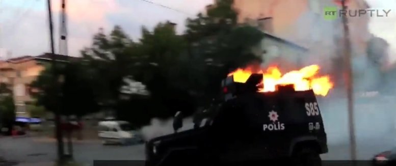 Trafiony koktajlem Mołotowa samochód staje w płomieniach
