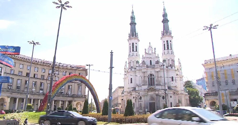 Tęcza z placu Zbawiciela zniknie do końca sierpnia