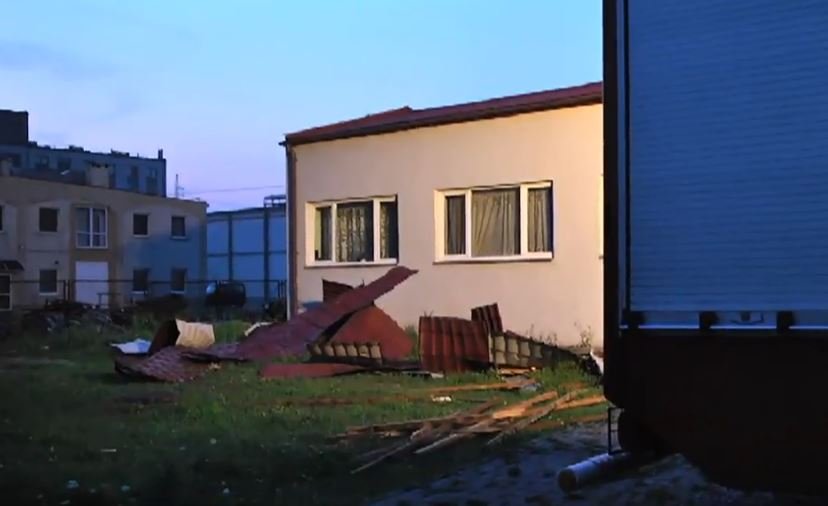 Uszkodzone dachy i wyrwane drzewa po nawałnicy w Kielcach