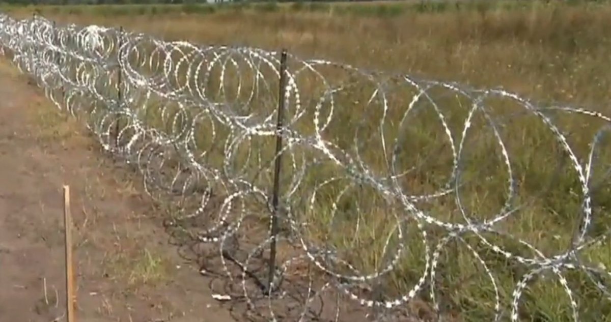 Węgry odgradzają się od imigrantów. Na granicy z Serbią rośnie 4-metrowy płot