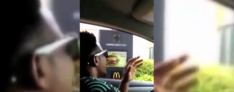 Śpiewająco zamawiał jedzenie w McDonald