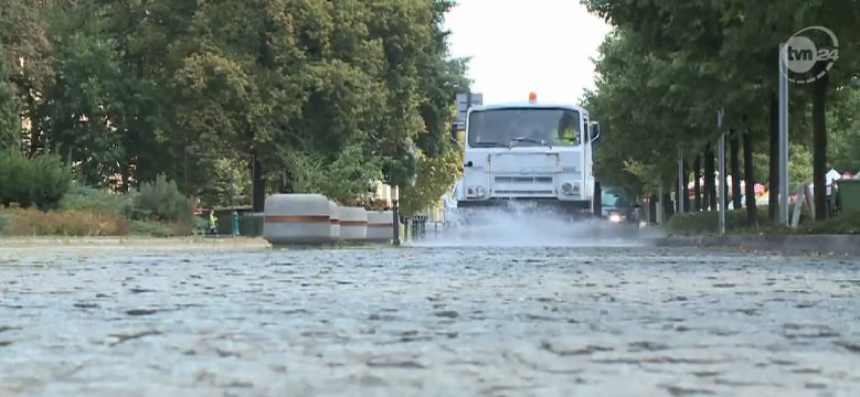 Kurtyny wodne już nie wystarczają. Na ulice wyjechała 