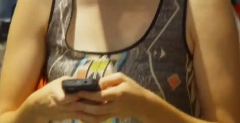Amerykańscy naukowcy: pisanie SMS-ów podczas spaceru po chodniku jest bezpieczne